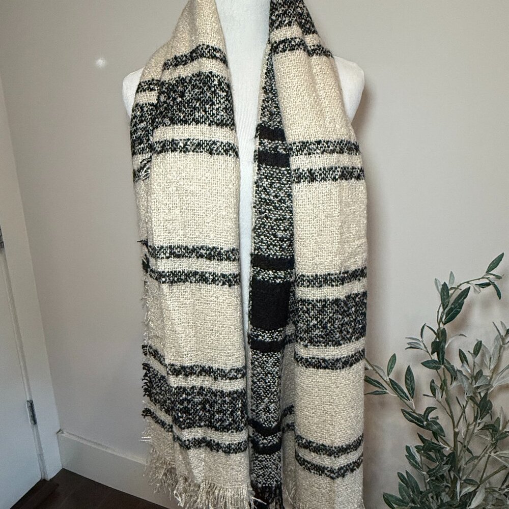 NWT Women's Le Luxe Plaid Blanket Winter Scarf Wrap Ivory Black Windowpane